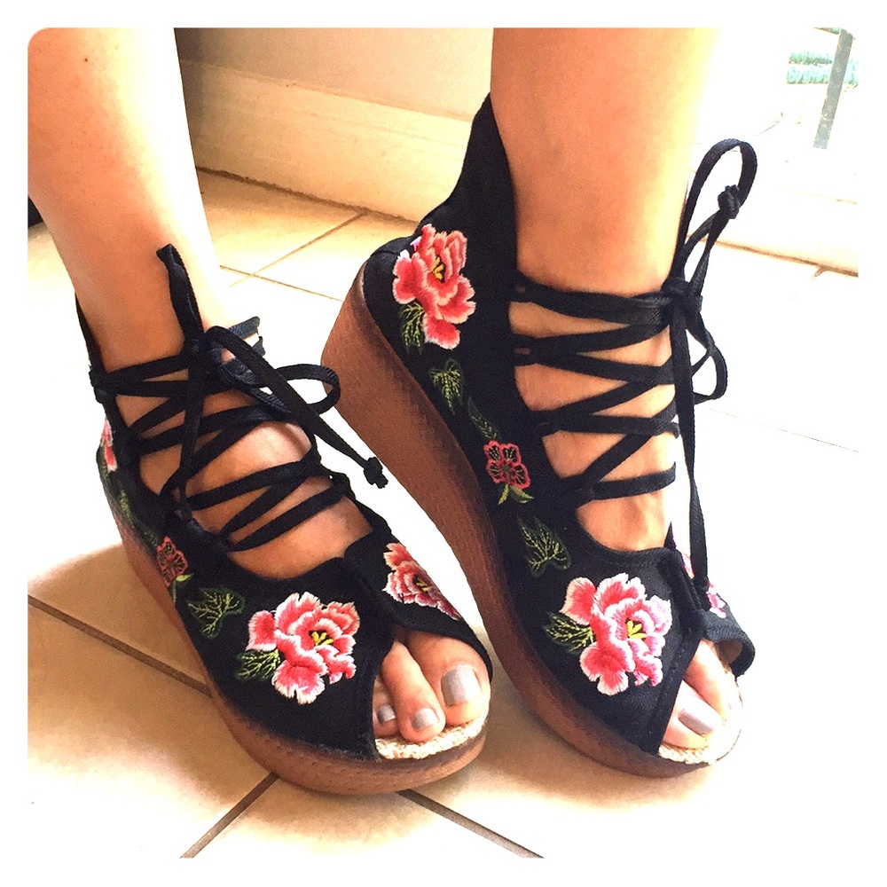Floral embroidered platform sandal